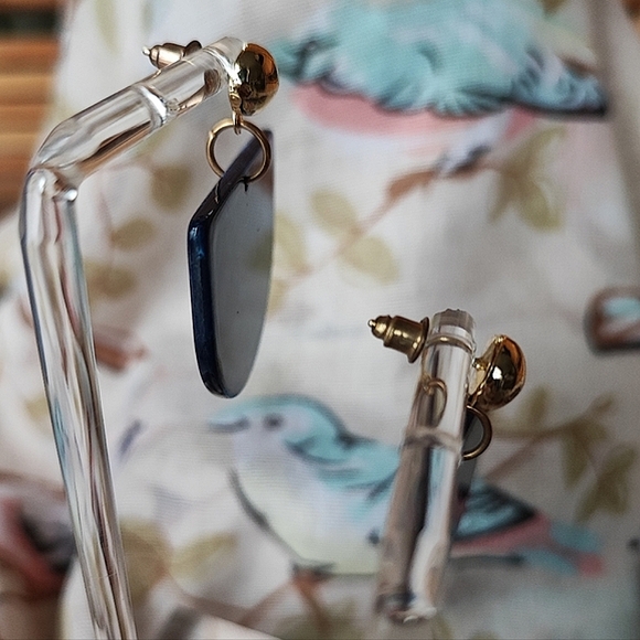 Marbled Dark Blue Earrings and Faux Lapis Wood Bead Memory Wire Bracelet Set - Picture 2 of 7